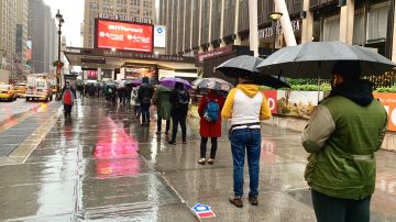 La lluvia y el frío este jueves no frenó la llegada de votantes al centro electoral del Madison Square Garden. Foto: Ramón Frisneda.