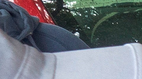 Una persona deposita su voto en Florida.