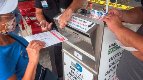 Una persona deposita su voto en Florida.