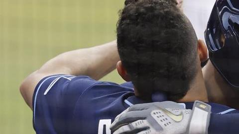 Austin Meadows (der.) celebra tras batear un jonrón para los Rays.