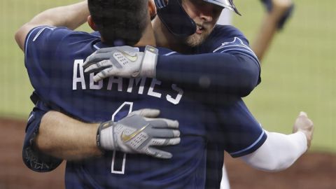 Austin Meadows (der.) celebra tras batear un jonrón para los Rays.