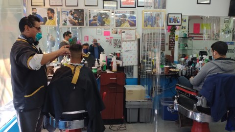 La barbería de Ángel Rivera en El Bronx está abierta cuando otros negocios han cerrado pero la demanda ha bajado y sus costos no./Cortesía (Ángel Rivera)