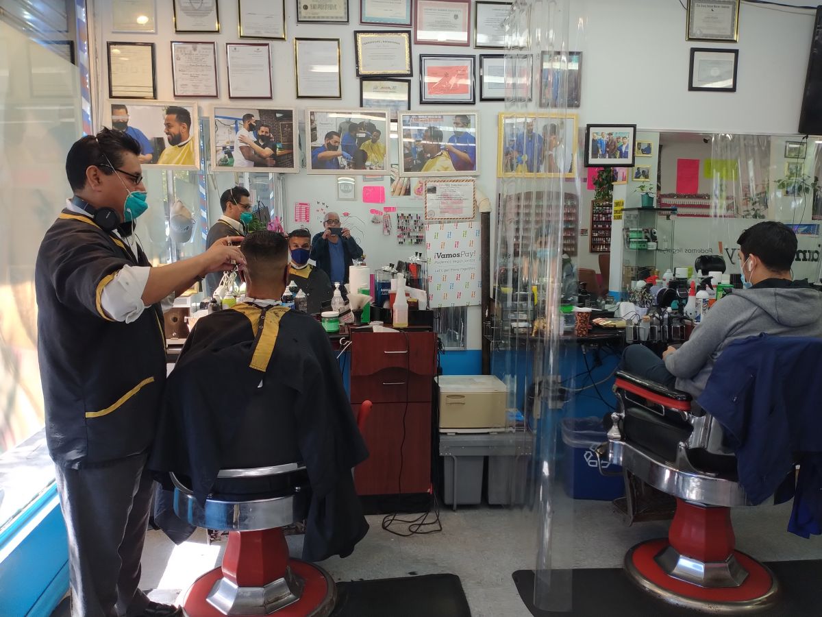 La barbería de Ángel Rivera en El Bronx está abierta cuando otros negocios han cerrado pero la demanda ha bajado  y sus costos no./Cortesía (Ángel Rivera) 