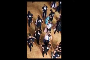 El impactante VIDEO que muestra a estudiantes bailando de espaldas durante una supuesta graduación en plena pandemia