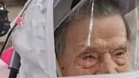 Beatrice Lumpkin, de 102 años, votando con un traje de protección personal.