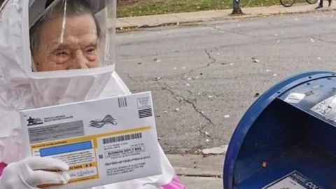 Beatrice Lumpkin, de 102 años, votando con un traje de protección personal.