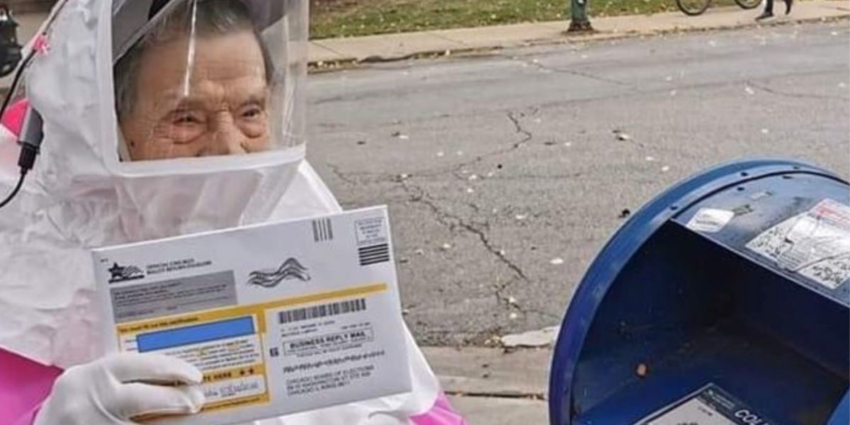 Beatrice Lumpkin, de 102 años, votando con un traje de protección personal.