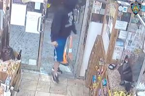 Video captó apuñalamiento en bodega de Manhattan; ofrecen $2,500 de recompensa