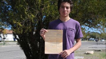 Carlos Doniz muestra el formulario de su registro para votar por primera vez.