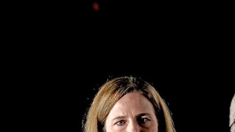 Amy Coney Barrett al juramentarse frente a Trump