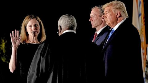 Amy Coney Barrett al juramentarse frente a Trump