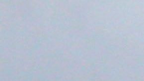 Un hombre empuja una embarcación encallada en Cancún, debido a la tormenta Gamma.