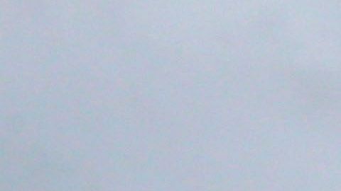 Un hombre empuja una embarcación encallada en Cancún, debido a la tormenta Gamma.