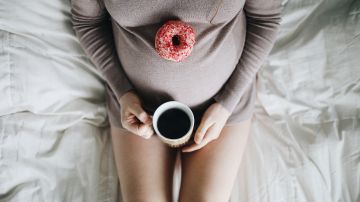 Exceso de cafeína se ha asociado con la pérdida del embarazo y el bajo peso al nacer.
