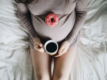 Exceso de cafeína se ha asociado con la pérdida del embarazo y el bajo peso al nacer.