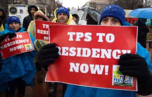 “Solo algunos” inmigrantes con TPS pueden convertirse en residentes, advierte USCIS