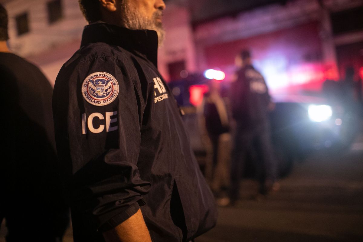 ICE hace operativos en busca de inmigrantes que se acogieron a la salida voluntaria.