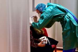 FOTOS: Mujer sufre perforación del cerebro por prueba de coronavirus