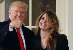 Asesora cercana de Trump da positivo por coronavirus. Viajó con el presidente este miércoles