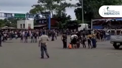 Hondureños enel puesto fronterizo de Corinto.