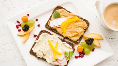 Tostadas con hummus