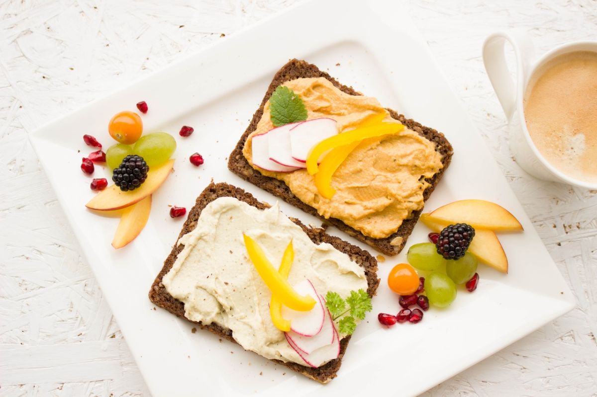 Tostadas con hummus