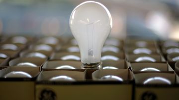 La tecnología LED aprovecha un 90% de la luz emitida con una perdida de un 10% de calor. Una bombilla incandescente es justamente lo contrario.