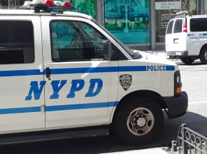 Mujer fue baleada varias veces en calle de Nueva York por el padre de su hijo