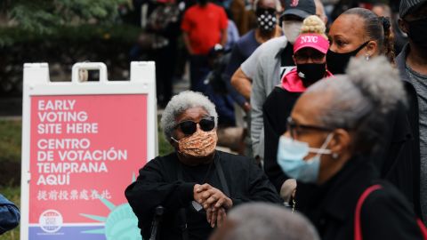 Miles de neoyorquinos salieron a apoyar a su candidato a presidente y otros cargos cuando la votación temprana comenzó este fin de semana