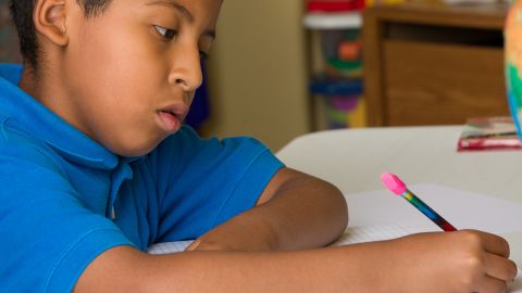 Muchos niños que viven en los refugios de la ciudad no tienen acceso a Internet y en consecuencia, están rezagados en su educación.