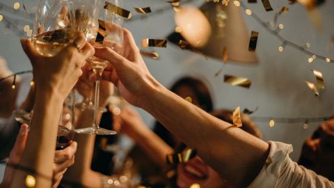 Una persona que no fue a la boda pero sí tuvo contacto con el invitado fue la primera en dar positivo.