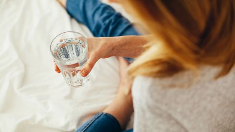 El vaso con agua debajo de la cama es uno de los rituales más comunes