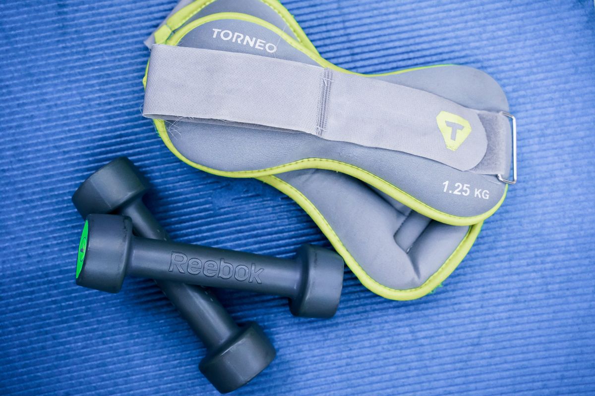 Cómo entrenar con mancuernas para ejercitar los glúteos en casa sin lastimarse