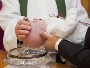 Se vuelve viral el bautizo de este bebé por actitud "violenta" de sacerdote