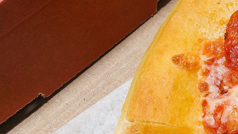 Una rebanada grande te cuesta solo $2 dólares.