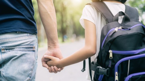 El hombre indicó que su hija mayor le dijo que notaba a su hermana "algo cambiada".