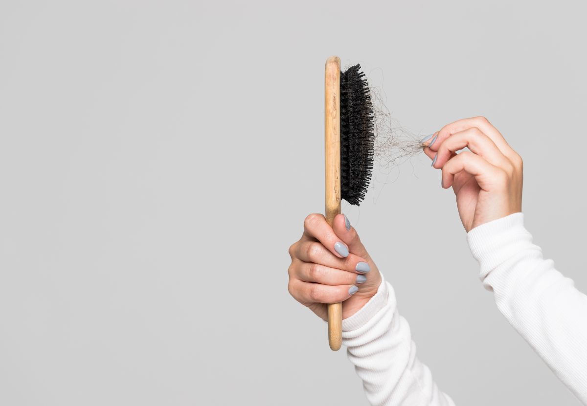 Usar suplementos alimenticios puede ayudar a combatir la caída de cabello.