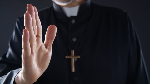 El sacerdote tomó con humor lo hecho por la menor.