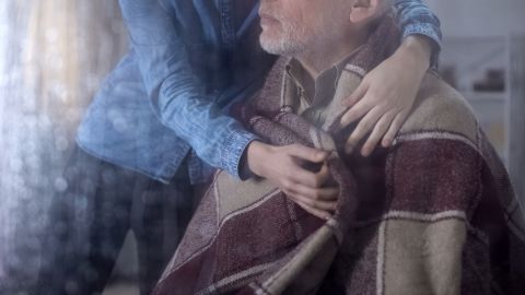 Por fortuna, hubo quien ayudara al anciano.