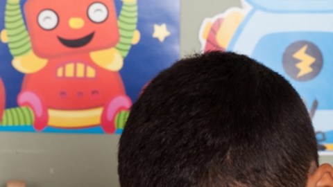 Muchos padres se han quedado en casa para apoyar la enseñanza virtual de sus hijos.