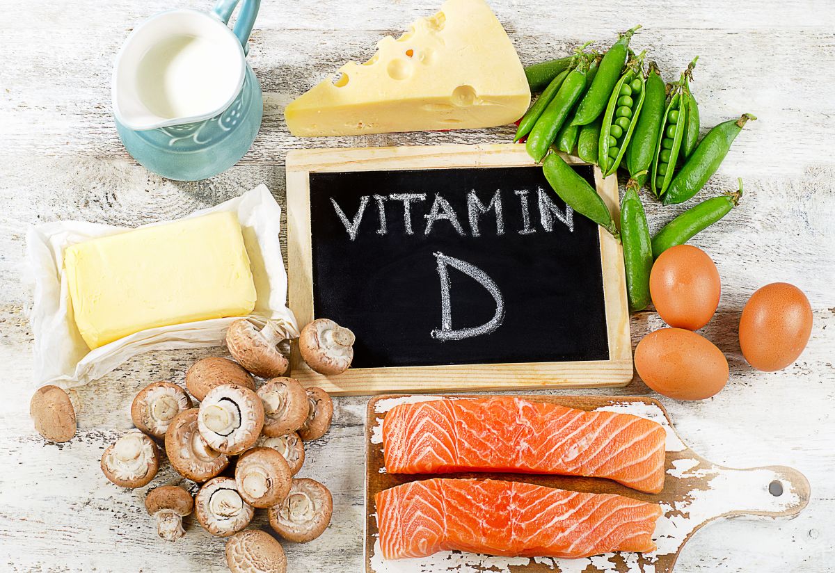 La vitamina D se encuentra presente en varios alimentos.