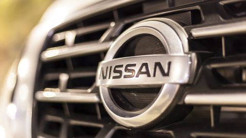 No tiene el dinero para un Tesla, así que "tuneó" su auto.