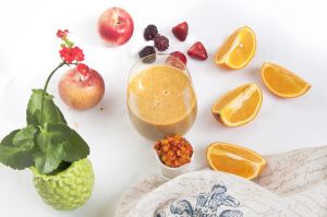 Batido antiinflamatorio de cúrcuma, jengibre y manzana, para iniciar el otoño fuerte y con energía