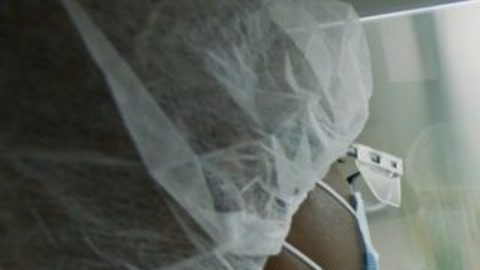 Un operador manipula nutrientes del anticuerpo durante el proceso de producción.