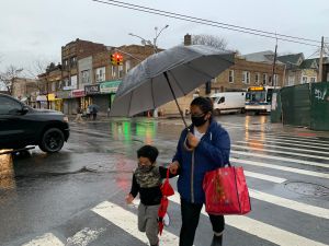 Padres piden no cerrar escuelas en NYC si contagios de COVID-19 siguen bajos dentro de los planteles