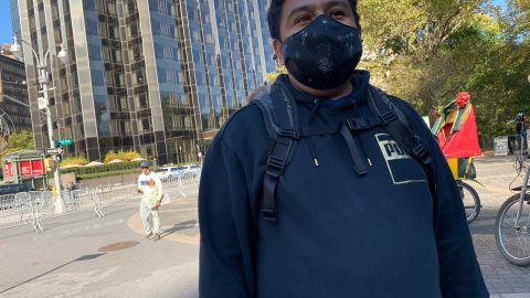 Antonio Dominguez, quien pasaba por Columbus Circle, defendió el derecho a manifestarse