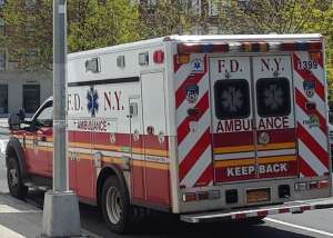 Anciano asesinó a puñaladas a su nuera en una calle de Queens