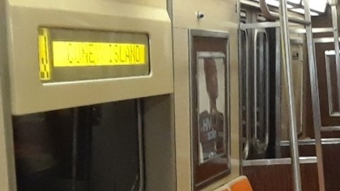 Pocos pasajeros en el Metro de NYC.
