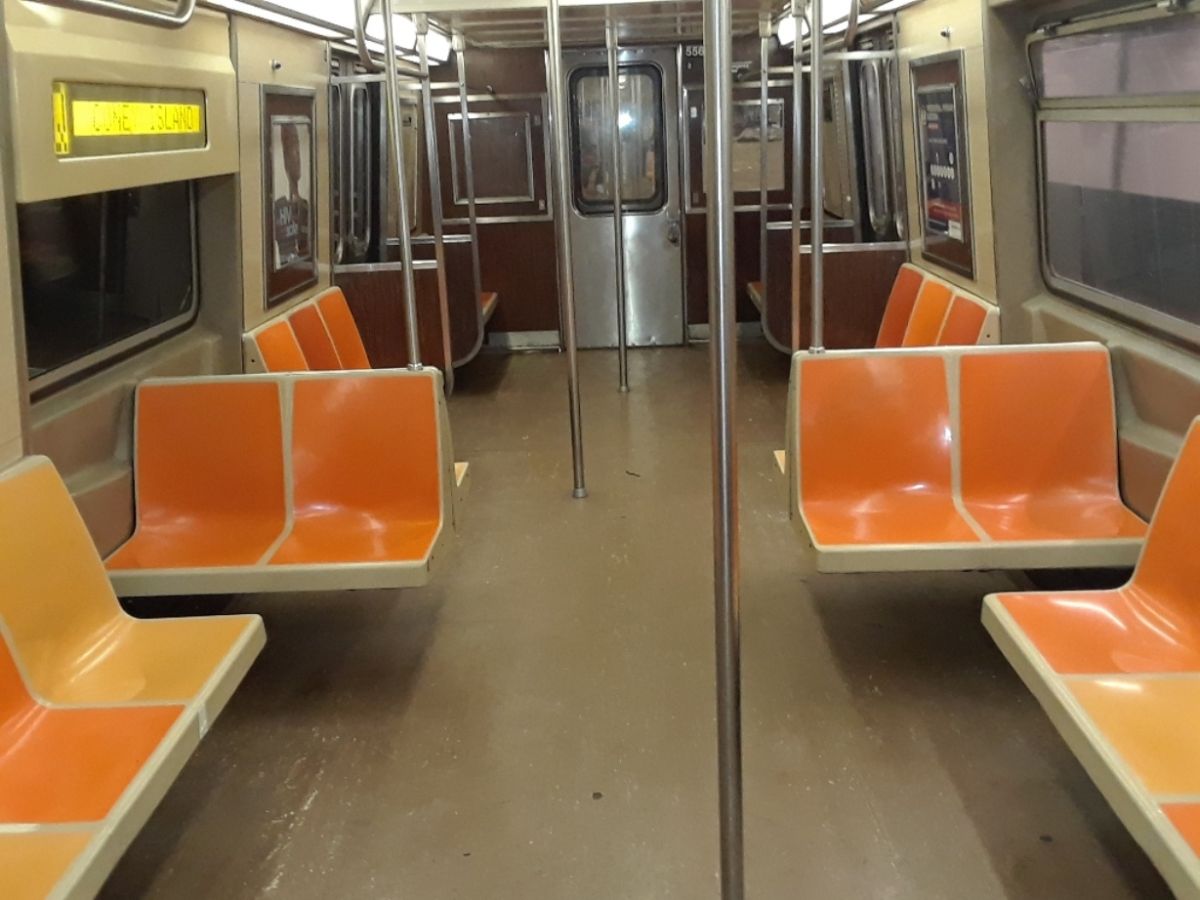 Pocos pasajeros en el Metro de NYC.