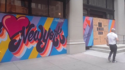 NYC intenta brillar en la oscuridad